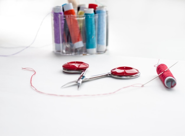 Igła i kolorowe nici do haftu